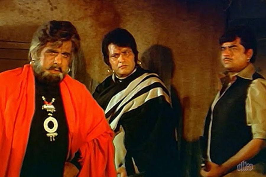 ‘ক্রান্তি’ ছবির বাজেট এত বেশি ছিল যে তাঁর অর্থ জোগাড় করা কঠিন হয়ে পড়েছিল মনোজের পক্ষে। বলিপাড়ায় কানাঘুষো শোনা যায়, ছবিনির্মাণের খরচ বহন করবেন বলে নিজের বাংলো বিক্রি করে দিয়েছিলেন মনোজ।