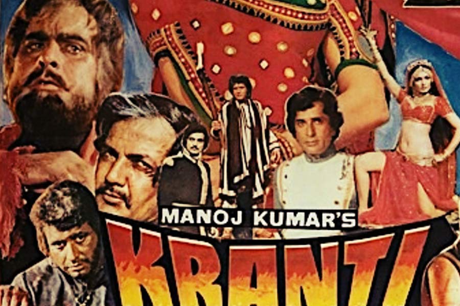 বাংলোর পাশাপাশি নিজের সম্পত্তি বিক্রি করার সিদ্ধান্ত নিয়েছিলেন মনোজ। বলিপাড়া সূত্রে খবর, মুম্বইয়ে একটি জমি কিনে রেখেছিলেন অভিনেতা। ছবি তৈরির জন্য সেই জমিও বিক্রি করে দিয়েছিলেন তিনি।