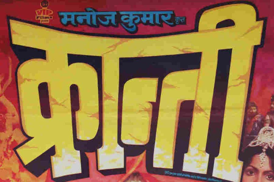 বলিপাড়ার অধিকাংশের দাবি, ‘ক্রান্তি’ মুক্তির পর দর্শকের মধ্যে ছবিটি নিয়ে এমন উন্মাদনা তৈরি হয় যে জামাকাপড়েও ছবির দৃশ্য প্রিন্ট করানো শুরু হয়।