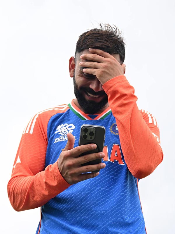 বিরাটের হাতে আইফোন। মুখের হাসি বুঝিয়ে দিল, ও পারে শুধু অনুষ্কা নন, নিশ্চয়ই আছে পুত্র অকায় ও কন্যা ভামিকা। কী করছে তারা? জানা যায়নি। শুধু এটুকু বোঝা গিয়েছে তাদের কাণ্ড দেখে মাথায় হাত বিরাটের।