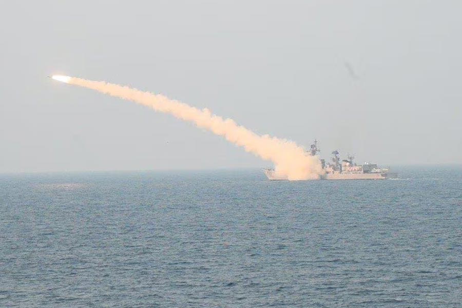 দুই পড়শি রাষ্ট্র পাকিস্তান এবং চিন বরাবরই নয়াদিল্লির মাথাব্যথার কারণ। বিশেষত চিনের অত্যাধুনিক প্রযুক্তি এবং অস্ত্রের মোকাবিলা করতে সদা সচেষ্ট থাকে ভারত।