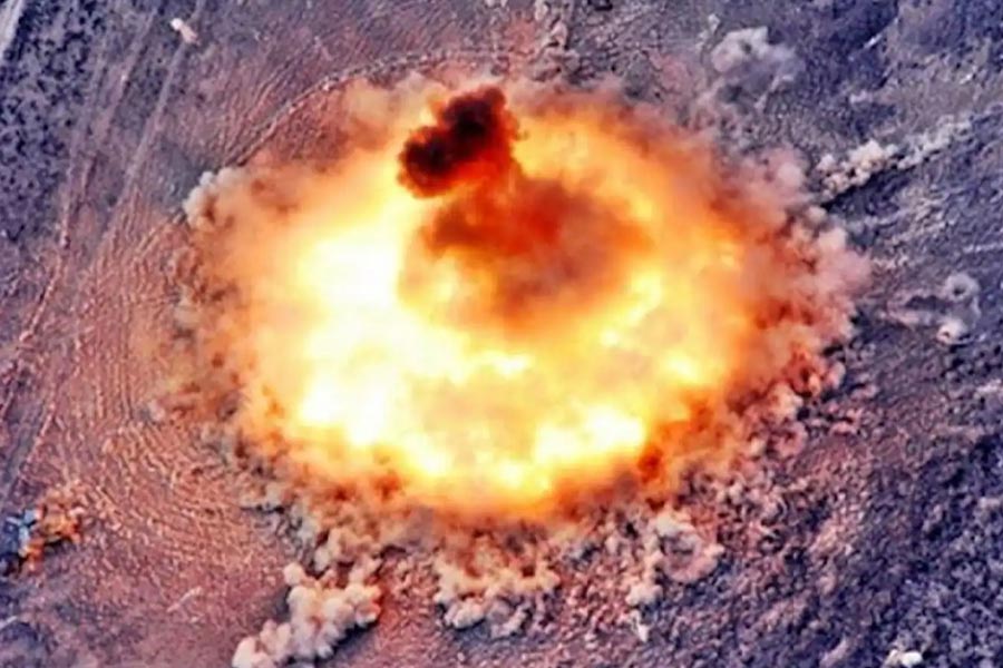 সে ক্ষেত্রে পরমাণু বোমার মতো মারণাস্ত্রের ব্যবহার না করেও কৌশলে শত্রুকে ঘায়েল করা সম্ভব হবে। আপাতত সেই কৌশলের চাবিকাঠি নয়াদিল্লির পকেটে। প্রয়োজনে বন্ধু দেশগুলির হাতেও এই প্রযুক্তি তুলে দেওয়ার কথা ভাবছে ভারত।