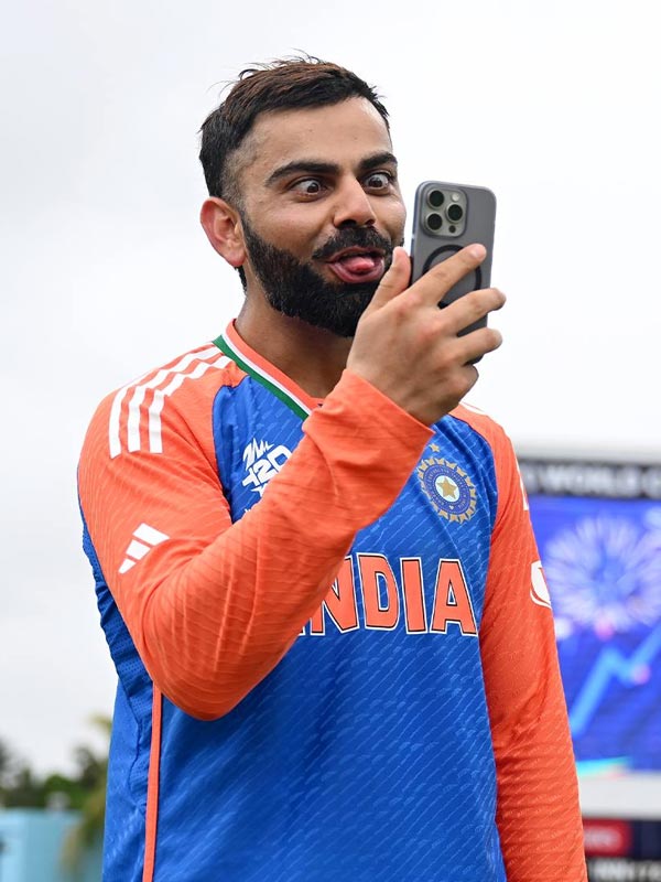 তার পরেই বিরাটের ট্যারা চোখ। জিভ বেরিয়ে গিয়েছে। গোটা বিশ্ব দেখল, সন্তানদের সঙ্গে বাড়িতে কী ভাবে মজা করেন বিরাট।