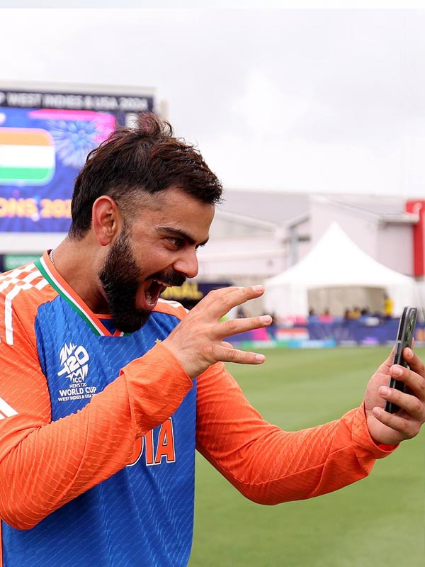 বিশ্বকাপ ফাইনালে ম্যাচের সেরার হালুম। মোবাইলটা মুখের সামনে থেকে একটু দূরে নিয়ে গিয়ে হালুম করছেন বিরাট। যে ডান হাতে ক্রিকেটবিশ্ব শাসন করেন, সেই হাত তখন বাঘের থাবা। সবার প্রশ্ন, তাঁর মোবাইল স্ক্রিনে তখন কে, অকায় না ভামিকা?