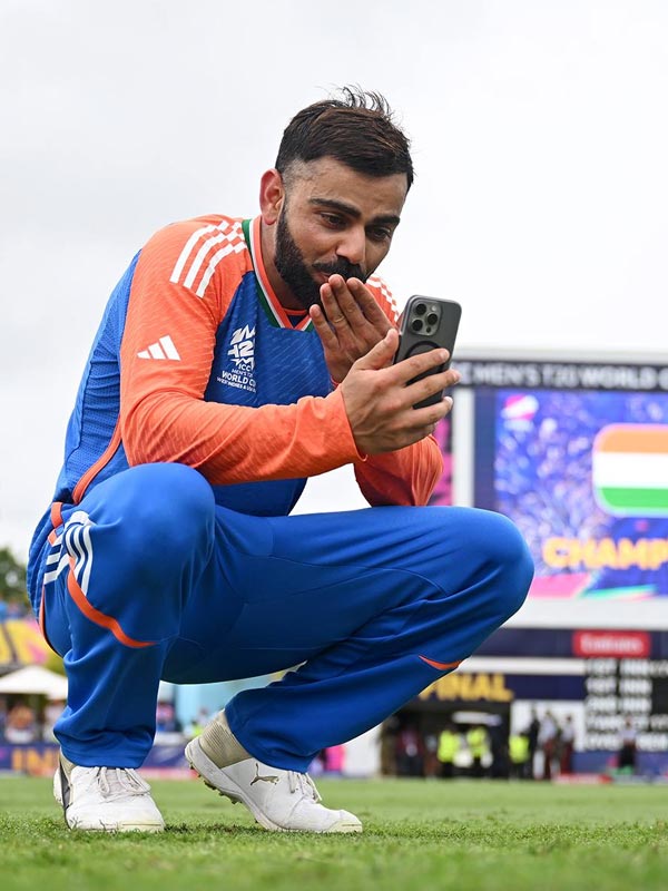 ‘খেলা’ শেষে বিরাট তখন হাঁটু মুড়ে বসে। খানিক শান্ত। উচ্ছ্বাসটা চাপা। বাঁ হাতে চুমু ছুড়ছেন। চোখে-মুখে আর দুষ্টুমি নয়, বরং প্রেম। এ বার নিশ্চিত ভাবেই এসে গিয়েছেন অনুষ্কা।