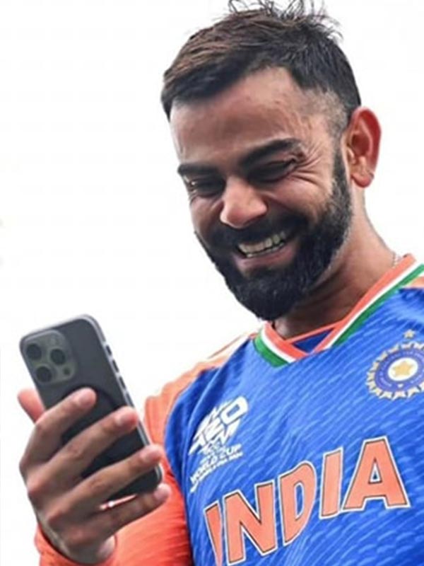 অনুষ্কাও বুঝি চুমু ছুড়ছেন। বিরাটের শান্ত হাসি যে সে কথাই বুঝিয়ে দিচ্ছে।