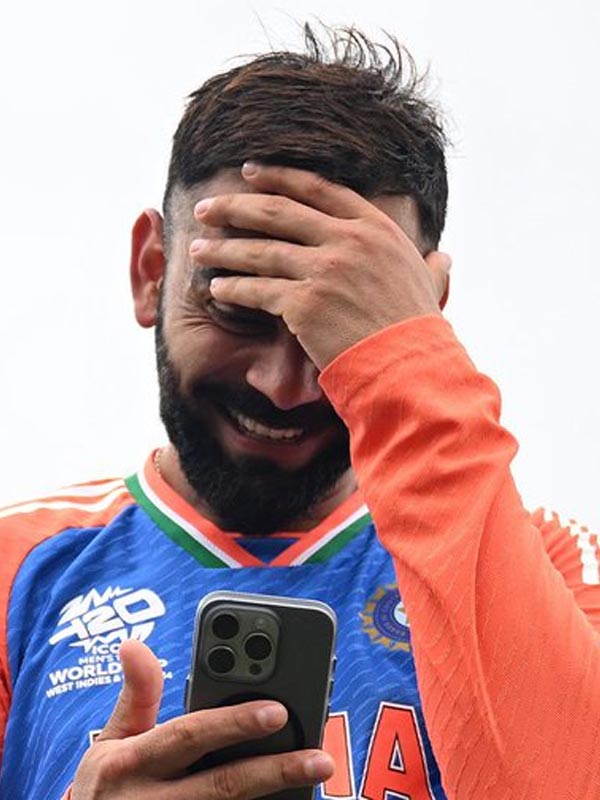 এ বার কি ভামিকা, অকায় দুষ্টুমি শুরু করে দিয়েছে? প্রাণপণে দৌড়চ্ছে তারা? আর কী দেখে হাসিমুখ বিরাটের মাথায় হাত উঠবে?