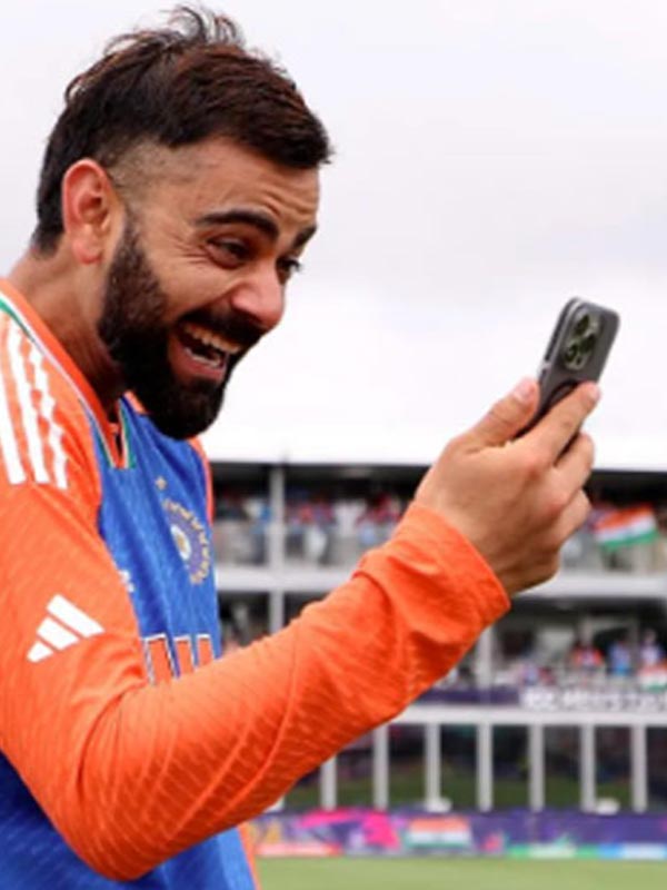 সন্তানদের সামলাতে হিমশিম খাচ্ছেন কি অনুষ্কা? স্ত্রীর হার দেখে বিরাটের হাসি তো থামছেই না।