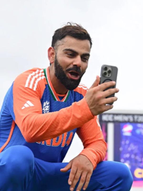 বিরাটও এ পার থেকে সামলানোর চেষ্টা করছেন হয়তো। বোঝানোর চেষ্টা করছেন সন্তানদের। পারছেন না। যত ব্যর্থ হচ্ছেন, তত চওড়া হচ্ছে হাসি। বিশ্বকাপ ফাইনালে জেতার তৃপ্তি যতটা, এই খেলায় হেরে যাওয়ার তৃপ্তি যে তার থেকে বেশি।