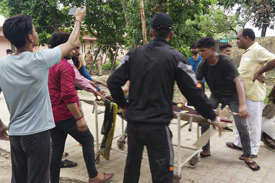 প্রত্যক্ষদর্শীদের দাবি, মঙ্গলবার রাস্তা খুলে দেওয়ার পরই হুড়মুড়িয়ে লোকজন বেরোনোর চেষ্টা করেন। তখনই এই দুর্ঘটনা ঘটেছে। মৃতদের মধ্যে মহিলার সংখ্যাই বেশি। বেশ কয়েকটি শিশুরও মৃত্যু হয়েছে বলে তাঁদের দাবি।