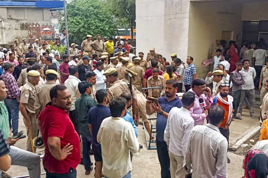  আহতদের উদ্ধার করে স্থানীয় মানুষজনই হাসপাতালে নিয়ে যান। কিন্তু সেখানেও চিকিৎসার গাফিলতির অভিযোগ উঠেছে। স্থানীয় বাসিন্দাদের অভিযোগ, হাসপাতালে পর্যাপ্ত চিকিৎসক ছিলেন না। ফলে সময়মতো চিকিৎসাও করানো যায়নি আহতদের। 