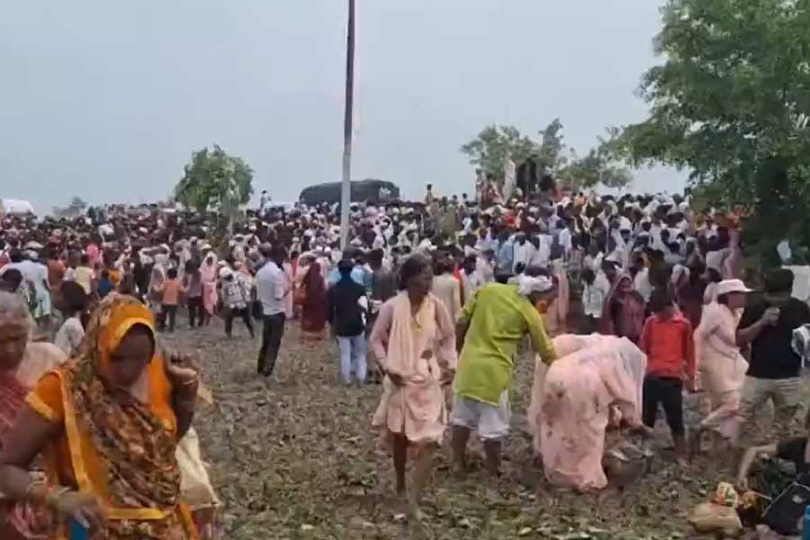 ঘটনার খবর পেয়ে মুঘলাগড়ি গ্রামে গিয়েছেন রাজ্যের দুই মন্ত্রী লক্ষ্মীনারায়ণ চৌধরী এবং সন্দীপ সিংহ। রাজ্য পুলিশের ডিজিও ঘটনাস্থলে গিয়েছেন।