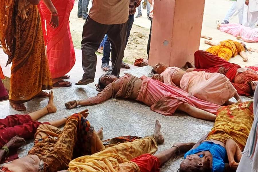 হাথরসের রতিভানপুরে ভোলে বাবা সৎসঙ্গ’ ভজন অনুষ্ঠানে পদপিষ্ট হয়ে মৃতের সংখ্যা ১০০ পেরিয়েছে। স্বাধীন ভারতে গত ছ’দশকে এমন ঘটনা ঘটেছে বেশ কয়েক বার।