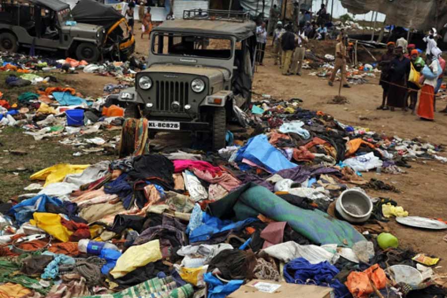 ২০১১ সালের জানুয়ারিতে কেরলের শবরীমালা মন্দিরে মকরজ্যোতি অনুষ্ঠানে সমবেত লক্ষাধিক তীর্থযাত্রীর ঠেলাঠেলির ঘটনায় পদপিষ্ট হয়ে ১০৬ জন মারা যান। 