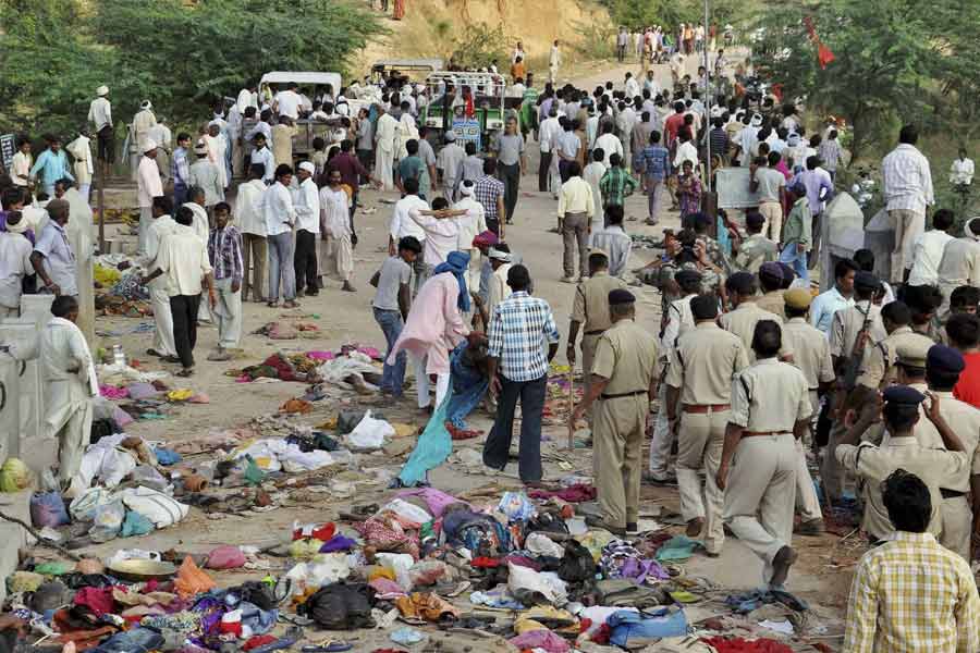 ২০১৩ সালের অক্টোবরে মধ্যপ্রদেশের দাতিয়ায় রতনগড় মাতার মন্দিরে পাঁচ লক্ষ ভক্তের চাপে ভেঙে পড়ে ব্যারিকেড। ভিড়ের ধাক্কায় পাহাড়ি পথে গড়িয়ে ১৫৫ জন মারা যান।