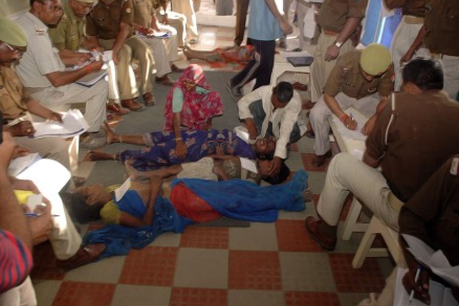 শতাধিক মৃত্যুর সাক্ষী না হলেও ২০১০-এ উত্তরপ্রদেশের প্রতাপগড়ে রামজানকী মন্দিরের সামনে পদপিষ্টের বলি হন ৬৪ জন। কুন্ডার কৃপালু মহারাজ আশ্রমে ঘটেছিল ওই দুর্ঘটনা।