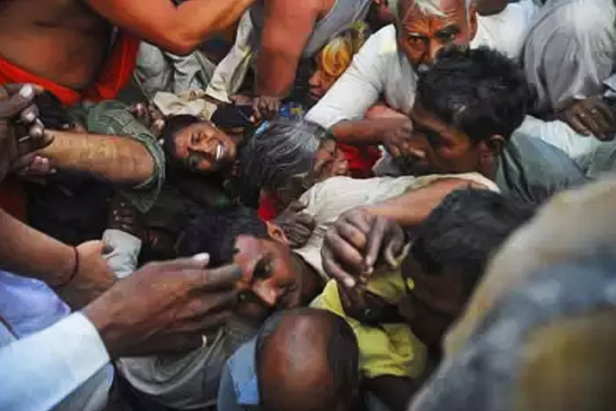 উত্তরাখণ্ডের তীর্থশহর হরিদ্বার ২০১১-র নভেম্বরে পদপিষ্ট-মৃত্যু দেখেছিল। গঙ্গার বিখ্যাত হর-কি-পৌড়ী ঘাটে ঝরে গিয়েছিল ২২টি প্রাণ।