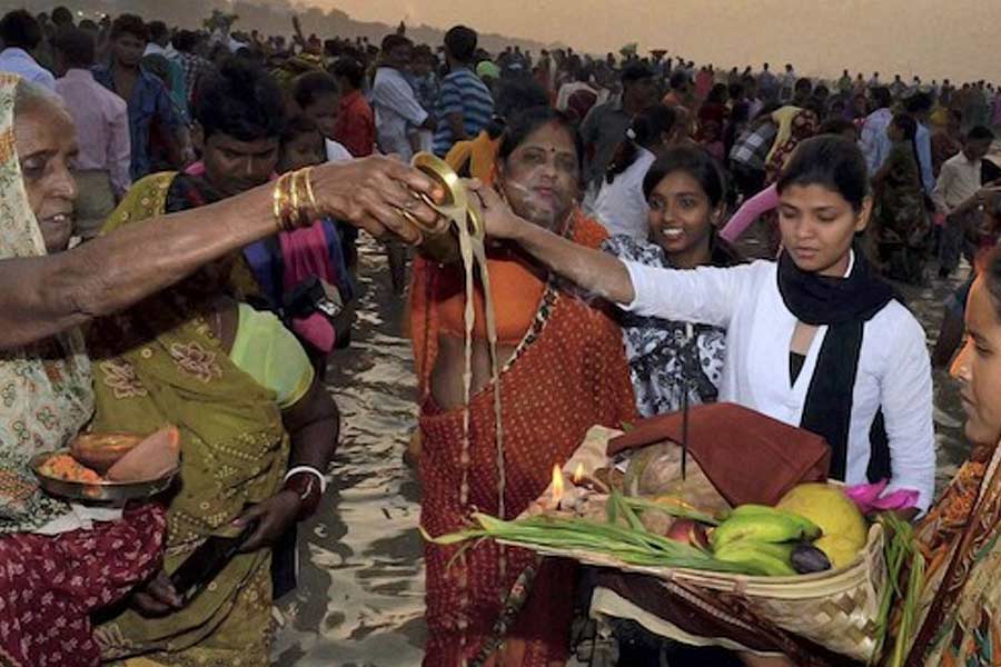 ২০১২ সালে বিহারের রাজধানী পটনায় গঙ্গার আদালতগঞ্জ ঘাটে ছট পুজোর সময় বিপুল ভিড়ের চাপে ২০ জন মারা গিয়েছিলেন। আহতের সংখ্যা ছিল অর্ধশতাধিক। 