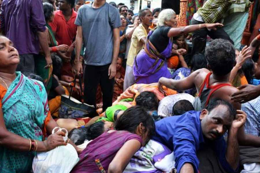 ২০১৫-র অগস্টে ঝাড়খণ্ডের দেওঘরে শিবের মাথায় জল ঢালতে গিয়ে ১৫ জন এবং অন্ধ্রপ্রদেশের রাজামুন্দ্রিতে গোদাবরী পুস্করালু উৎসবে ২২ জন পদপিষ্ট হয়ে মারা যান।