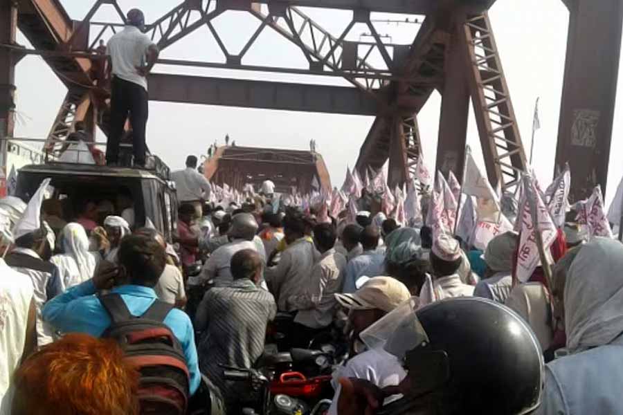 ২০১৬-য় নরেন্দ্র মোদীর কেন্দ্র বারাণসীতে একটি ধর্মীয় শিবিরে যোগ দিতে যাওয়ার সময় রাজঘাট সেতু সংলগ্ন অপ্রশস্ত পথে ভিড়ের চাপে ২২ জন ভক্তের প্রাণ গিয়েছিল।