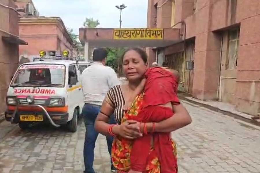 যদিও এই ঘটনায় অনেকে স্বঘোষিত গুরু নারায়ণ সাকার হরি ওরফে ‘ভোলে বাবা’র দিকে আঙুল তুলেছেন, যাঁর আশ্রমে ওই সৎসঙ্গের আয়োজন করা হয়েছিল।