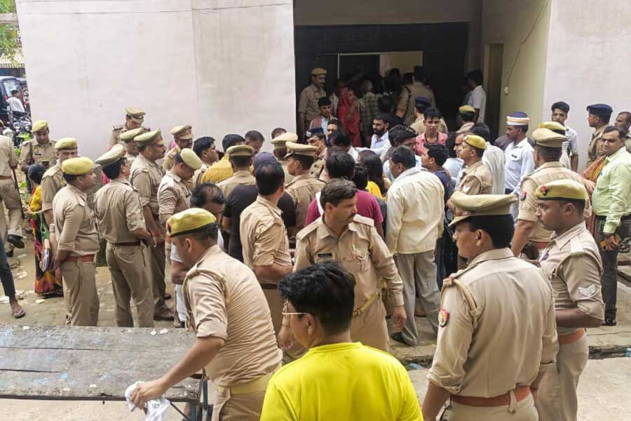 এই দাবির মধ্যে যুক্তিও খুঁজে পাচ্ছেন অনেকে। হাথরসের ওই সৎসঙ্গে হাজার হাজার মানুষের ভিড় জমেছিল। কেউ বলছেন সেই সংখ্যা ১০ হাজার, কেউ বলছেন ৫০ হাজার। আবার কারও কারও মতে সৎসঙ্গদের অনুগামীদের সংখ্যা লাখ ছাড়িয়েছিল। অর্থাৎ, সেই ভিড়ের কিছু অংশও যদি ভোলে বাবাকে প্রণাম করতে উদ্যত হন, তা হলে বিশৃঙ্খলা সৃষ্টি হওয়া স্বাভাবিক।