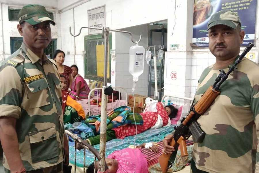 আবার প্রত্যক্ষদর্শীদের একাংশের দাবি, সৎসঙ্গের জন্য যে প্যান্ডেল বাঁধা হয়েছিল, তা ঘেরা ছিল। পাখার ব্যবস্থা করা হয়নি। প্যান্ডেল খোলামেলা থাকলেও আর্দ্রতা এবং গরমের কারণে সকলেই হাঁসফাঁস করছিলেন। 