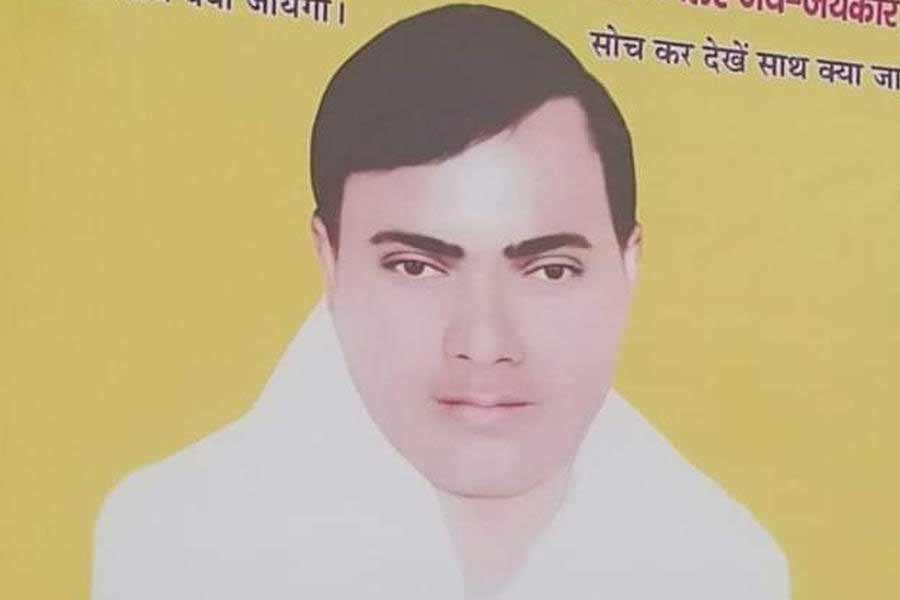 তবে যাঁকে নিয়ে এত হইচই এবং যাঁর ‘চরণধূলি’ পাওয়ার জন্য বিপত্তি বলে দাবি, সেই ভোলে বাবা কোথায়? স্বঘোষিত ধর্মগুরুর সন্ধান এখনও মেলেনি বলেই জানিয়েছে পুলিশ।