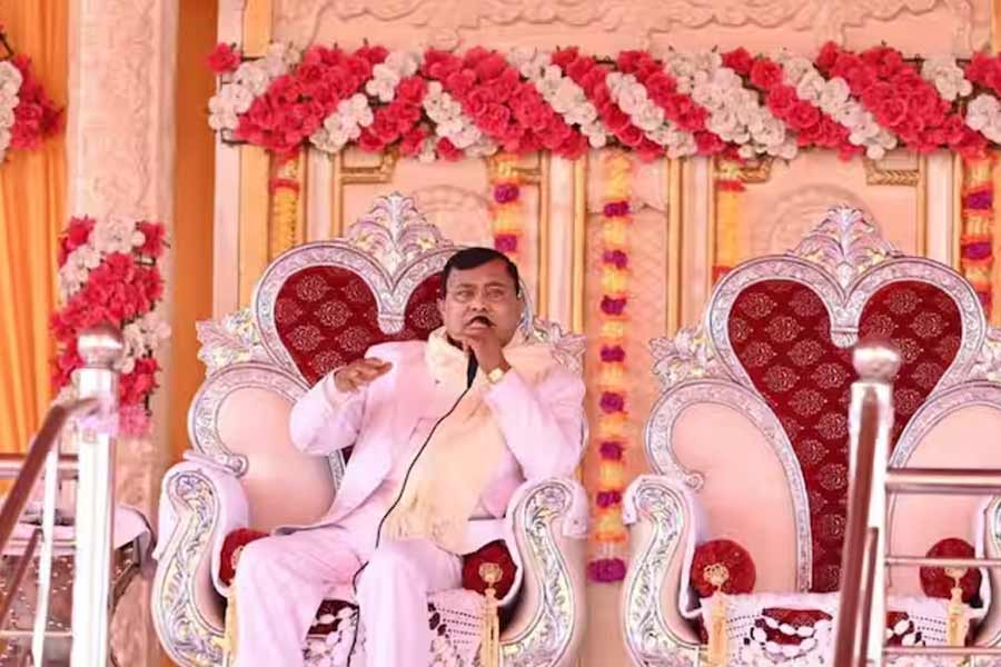 পুলিশ সূত্রে খবর, ফুলরাই গ্রাম থেকে ১০০ কিলোমিটার দূরত্বে মৈনপুরি এলাকায় আশ্রম রয়েছে ভোলে বাবার। পদপিষ্টের ঘটনার পর সেই আশ্রমেই গিয়েছেন তদন্ত কমিটির সদস্যেরা। কিন্তু সেখানে গিয়ে ভোলে বাবার খোঁজ মেলেনি।