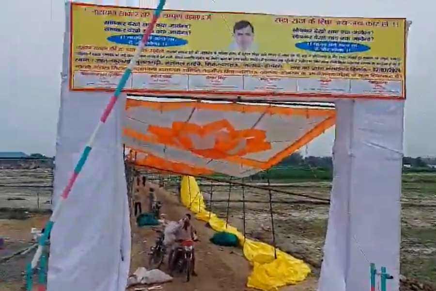 স্বঘোষিত এই ধর্মগুরু উত্তরপ্রদেশেরই বাসিন্দা। উত্তরপ্রদেশের এটাহ্‌ জেলার পাতিয়ালি পঞ্চায়েতের বাহাদুর নাগরি গ্রামের এক কৃষকের বাড়িতে তাঁর জন্ম। 