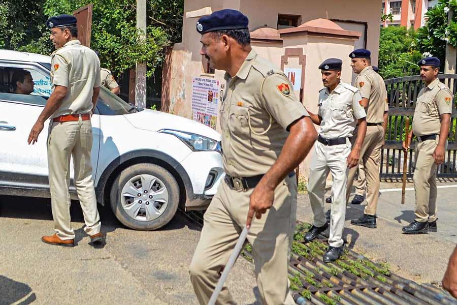 ভোলে বাবার অনুগামীদের দাবি, অতীতে গোয়েন্দা বিভাগের হয়েও তিনি কাজ করেছেন। কিন্তু ধর্মীয় বাণী প্রচারের জন্য ১৯৯৯ সালে তিনি নাকি গোয়েন্দা বিভাগের চাকরি ছেড়ে দিয়েছিলেন। 