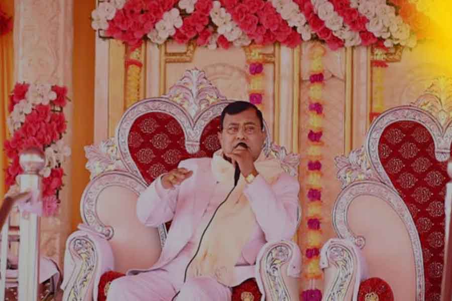 সেই অনুষ্ঠানের সময় ভক্তদের খাবার এবং পানীয় জলের ব্যবস্থাও করা হয়। দায়িত্বে থাকেন স্বেচ্ছাসেবীরা। 