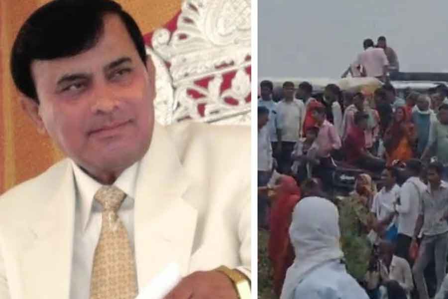 উল্লেখ্য, স্বঘোষিত গুরুদের সাজপোশাক সচারচর যেমন হয়, ভোলে বাবার তেমনটা নয়। 