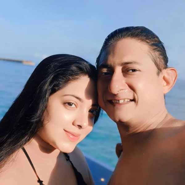 বিয়ের পর থেকেই কাঞ্চন অবশ্য শ্রীময়ীকে কিছু না কিছু চমক দিয়েই চলেছেন। যেমন, সম্প্রতি স্ত্রী, পরিবারকে নিয়ে পৌঁছে গিয়েছিলেন তাজপুর। সেখানে তিনি সৃজিত মুখোপাধ্যায়ের আগামী ছবির শুটিংও সেরেছেন। আবার শ্রীময়ীকে নিয়ে সমুদ্রতীরে চাঁদের আলোও গায়ে মেখেছেন। গত রবিবার ছিল শ্রীময়ীর জন্মদিন। শনিবার রাত ১২টা থেকে উদ্‌যাপনের আয়োজন ছিল। সে সব মিটতেই সোমবার উড়ে গিয়েছেন মলদ্বীপ।