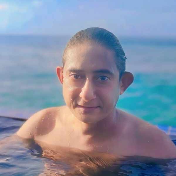 মলদ্বীপে পা রেখেই ভিডিয়ো দিয়েছিলেন শ্রীময়ী চট্টরাজ। তাঁর ভিডিয়োয় গোলাপের পাপড়ি ছড়ানো বিছানা থেকে নীল জলরাশির ঝলক। সেই ঝলকের ভিডিয়ো কাঞ্চন মল্লিক আর তাঁর অভিনেত্রী স্ত্রীর মধুচন্দ্রিমা নিয়ে আগ্রহ বাড়িয়ে দিয়েছে সকলের।