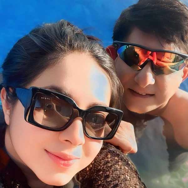 যে ঘরে তাঁরা থাকবেন, সেই ঘরে ধবধবে সাদা বিছানার সামনে রাখা শ্রীময়ীর জন্মদিনের কেক। দেখে অনুরাগীরা বুঝে গিয়েছেন, বিদেশে জন্মদিনের দ্বিতীয় পর্ব পালন করবেন তাঁরা। বিছানায় ছড়ানো ফুলের পাপড়ি ও পাতা। আর দরজা খুললেই দেখা যাচ্ছে নীল জলরাশি। সিঁড়ি নেমে গিয়েছে সে দিকে।