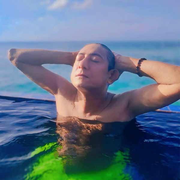 এ তো গেল ছবির গল্প। দিন দুই ধরে আর কী কী করেছেন কাঞ্চন-শ্রীময়ী? সে কথাও গোপন রাখেননি তাঁরা। একমাত্র আনন্দবাজার অনলাইনকে শ্রীময়ী বলেছেন, “বিশাল একটা দ্বীপ জুড়ে আমাদের রিসর্ট। সুন্দর করে সাজানো। নানা ধরনের সুইমিং পুল রয়েছে।” পুরো ঘুরে দেখতেই কাঞ্চন-শ্রীময়ীর সারা দিন শেষ। সকালে জলখাবার খেয়ে  জলে নেমেছিলেন। নীল আকাশের নীচে, সমুদ্রকে সাক্ষী রেখে তাঁরা নতুন করে যেন নিজেদের চিনেছেন। সেই সব দামি মুহূর্ত বন্দি ক্যামেরায়।