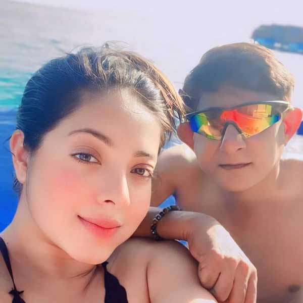 দ্বিতীয় দিনের শেষে আর ঝলক নয়। সরাসরি জলের মধ্যে ভালবাসার গতি প্রকাশ্যে আনলেন তাঁরা। দেখা গেল ঊর্ধ্বাঙ্গ অনাবৃত বিধায়ক-অভিনেতার। স্ত্রীকে নিয়ে জলকেলিতে মগ্ন তিনি। কালো বিকিনিতে সমান উত্তাপ ছড়িয়েছেন শ্রীময়ীও।   