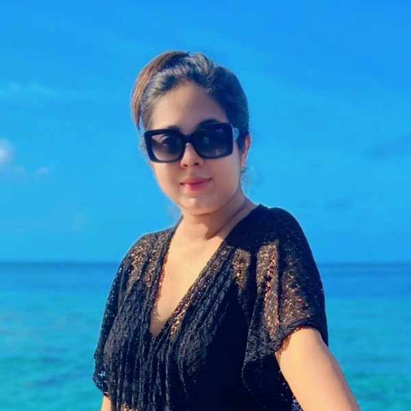 স্বামীর থেকে এত দামি উপহার পেয়ে কতটা খুশি শ্রীময়ী? তাঁর প্রত্যেক কথায় ভাললাগার ছোঁয়া। অকপটে জানিয়েছেন, “বিয়ের পর নির্বাচনী প্রচারে কাঞ্চন ব্যস্ত। আমি কখনও অসুস্থ হয়ে হাসপাতালে। কখনও বাড়িতে একা। মনখারাপ হয়ে যাচ্ছিল।” বিধায়ক-অভিনেতা সেটা বুঝেছিলেন। বুঝেছিলেন বলেই এত বড় চমক উপহার দিলেন।