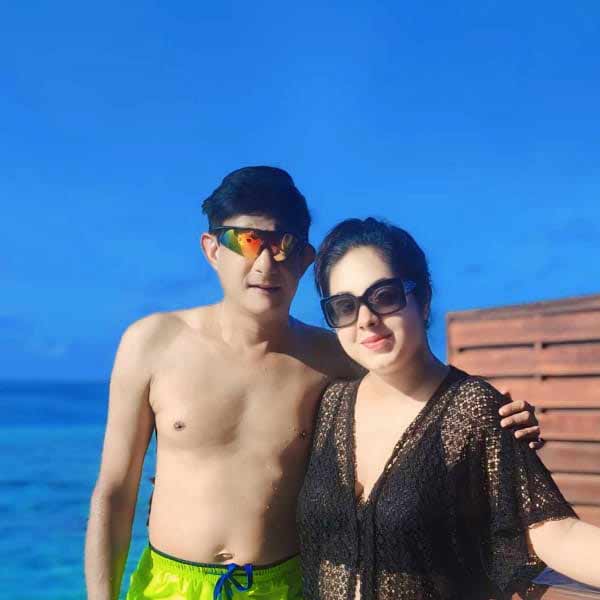 মধুচন্দ্রিমার আগে জন্মদিন পালনের ছবি ভাগ করে নিয়েছিলেন শ্রীময়ী। মা-বাবা ও কাঞ্চনকে পাশে নিয়ে জন্মদিনের কেক কাটেন। দুপুরে ভূরিভোজ পর্ব। জন্মদিনের কেক, উপহার, খাওয়াদাওয়ার সব ছবি তাঁর সমাজমাধ্যমে।