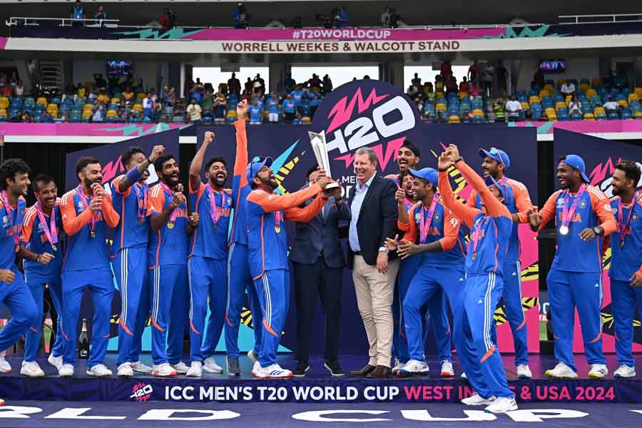 সদ্য বিশ্বকাপ জিতেছে ভারত। গোটা টুর্নামেন্টে একটিও ম্যাচ না হেরে দক্ষিণ আফ্রিকাকে হারিয়ে বিশ্বসেরার মুকুট পরেছেন রোহিত শর্মা-বিরাট কোহলিরা। দেশ এখন নায়কদের ফেরার অপেক্ষায় প্রহর গুনছে।