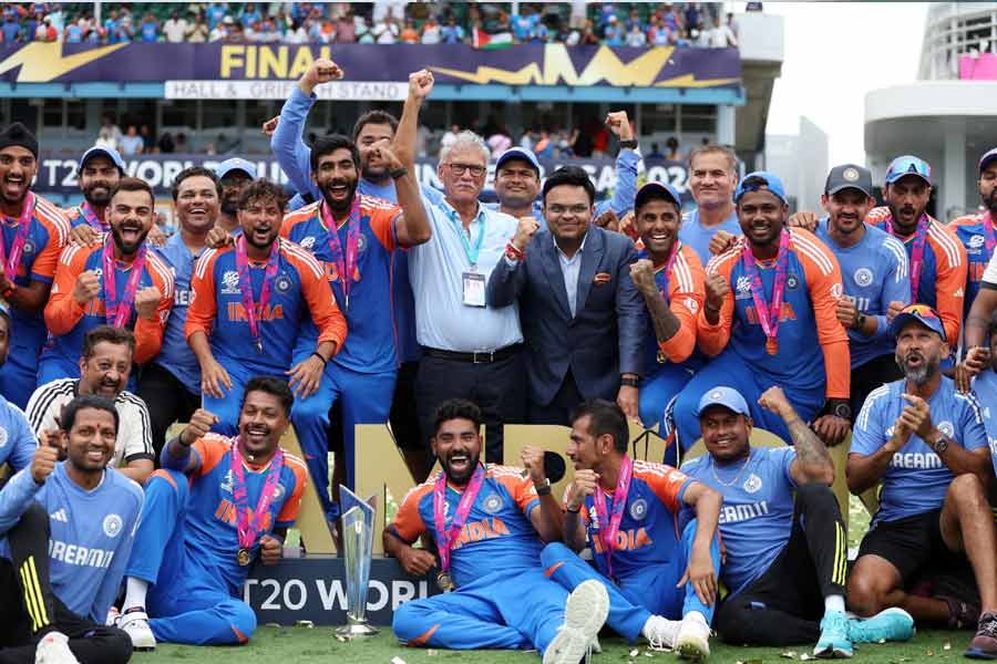 ভারত বিশ্বকাপ জিতলেও স্কোয়াডের সব সদস্য টুর্নামেন্ট খেলার সুযোগ পাননি। শুধু ভারত নয়, অন্য দলেরও একাধিক ক্রিকেটার রয়েছেন যাঁরা গোটা টুর্নামেন্ট বেঞ্চেই কাটিয়েছেন। সেই সুযোগ না পাওয়াদের নিয়ে দল তৈরি করলাম আমরা। দলে তিন ভারতীয় ছাড়াও আর কারা থাকলেন?