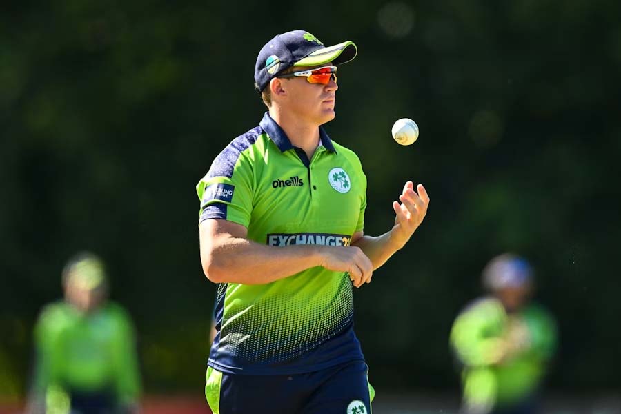 গ্রাহাম হিউম— দক্ষিণ আফ্রিকান এই ক্রিকেটার আয়ারল্যান্ডের জাতীয় দলে খেলেন। তিনি ডান হাতি জোরে বোলার। ছ’টি আন্তর্জাতিক ২০ ওভারের ম্যাচ খেলে তাঁর নামের পাশে রয়েছে পাঁচটি উইকেট। ওভারপ্রতি দিয়েছেন ১০ রান। ব্যাট হাতে ৩৩ রানও করেছেন তিনি। 