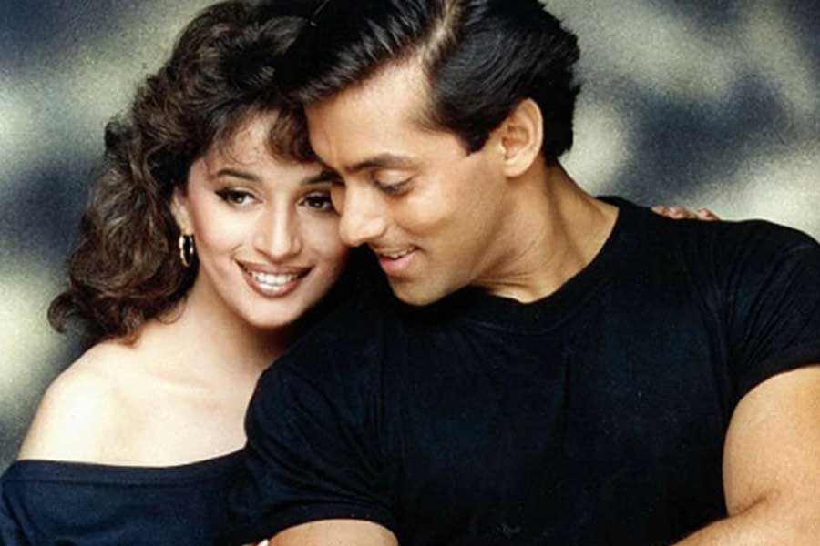 ১৯৯৪ সালে সুরজ বরজাতিয়ার পরিচালনায় মুক্তি পায় ‘হম আপকে হ্যায় কৌন..!’। এই ছবিতে সলমনের সঙ্গে মাধুরী দীক্ষিতের সম্পর্কের রসায়ন দর্শকের মনে ধরে। কিন্তু সলমন নন, এই ছবিতে অভিনয় করার কথা ছিল আমিরের।