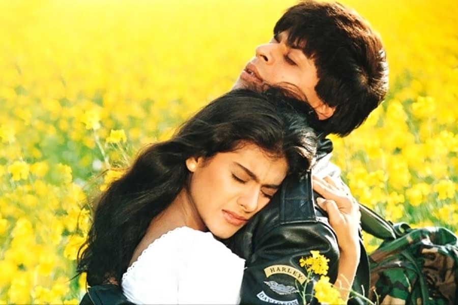 নব্বইয়ের দশকে ‘দিলওয়ালে দুলহনিয়া লে জায়েঙ্গে’ ছবিটি শাহরুখের কেরিয়ারে একটি মাইলফলক তৈরি করে। শাহরুখের সঙ্গে কাজলের জুটিও দর্শকের মনে জায়গা করে নেয়। বক্স অফিসে সফল ছবির মধ্যে অন্যতম এটি। এই ছবিতে অভিনয়ের সুযোগও নাকি হাতছাড়া করেছিলেন আমির।