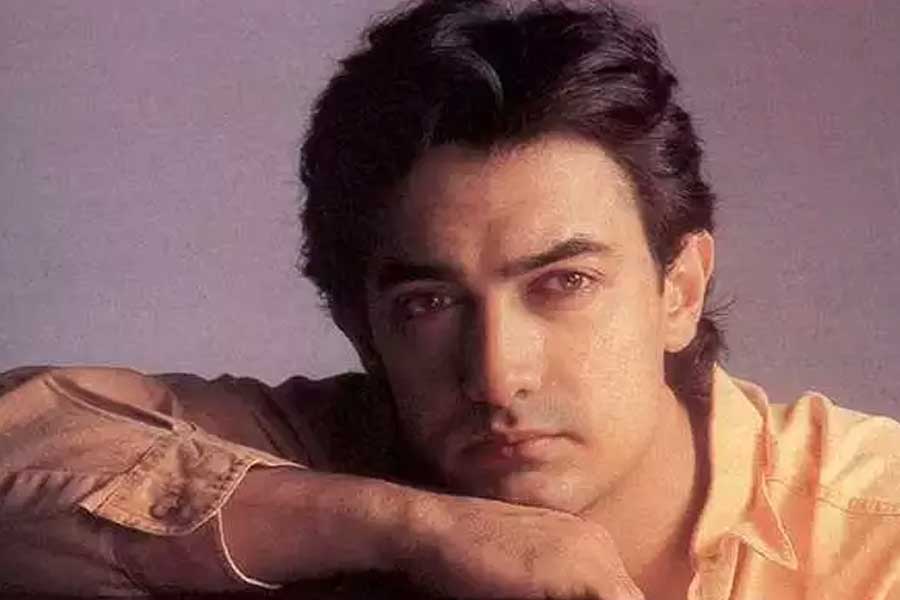 কানাঘুষো শোনা যায়, যশরাজ ফিল্মসের প্রযোজনা সংস্থার তরফে ‘দিলওয়ালে দুলহনিয়া লে জায়েঙ্গে’ ছবিতে মুখ্যচরিত্রে অভিনয়ের জন্য প্রস্তাব দেওয়া হয়েছিল আমিরকে। কিন্তু সেই প্রস্তাব ফিরিয়ে দিয়েছিলেন অভিনেতা।