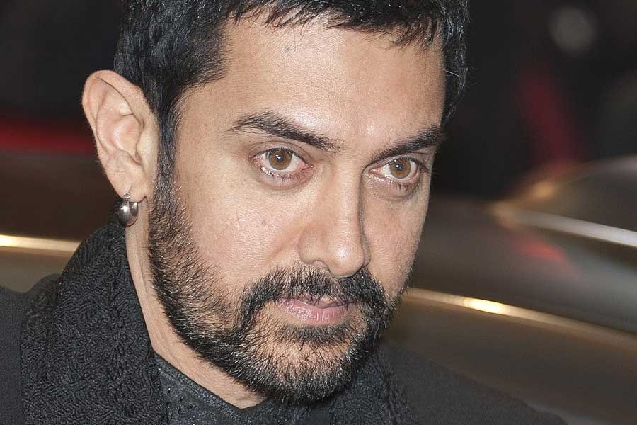 বলিপাড়ায় কানাঘুষো শোনা যায়, ‘বজরঙ্গি ভাইজান’ ছবিতে অভিনয়ের জন্য আমিরকে প্রস্তাব দিয়েছিলেন ছবিনির্মাতারা। আমির তা ফিরিয়ে দেওয়ায় সলমনকে প্রস্তাব দেন তাঁরা। নির্মাতাদের প্রস্তাবে রাজি হন সলমন।