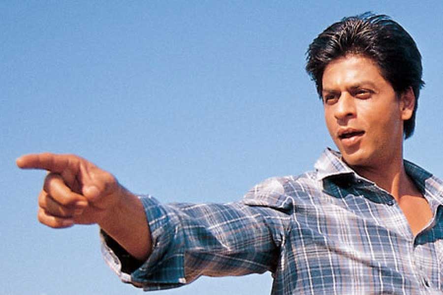 ২০০৪ সালে আশুতোষ গোয়ারিকরের পরিচালনায় প্রেক্ষাগৃহে মুক্তি পায় ‘স্বদেশ’। শাহরুখ অভিনীত এই ছবিটি দর্শকমনে জায়গা করে নেয়। কিন্তু আমিরের ছেড়ে দেওয়া চরিত্রেই নাকি অভিনয় করেছিলেন শাহরুখ।