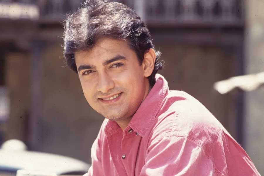 বলিপাড়ার গুঞ্জন, ‘দিল তো পাগল হ্যায়’ ছবির মুখ্যচরিত্রে অভিনয়ের জন্য আমিরকে প্রস্তাব দিয়েছিলেন যশ। কিন্তু পরিচালকের প্রস্তাব ফিরিয়ে দিয়েছিলেন অভিনেতা।