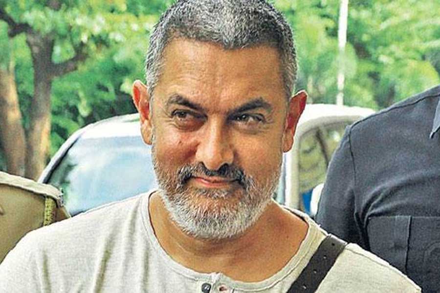 ২০১৮ সালে দক্ষিণী পরিচালক এস শঙ্করের পরিচালনায় প্রেক্ষাগৃহে মুক্তি পায় ‘২.০’। রজনীকান্তের সঙ্গে পাল্লা দিয়ে এই ছবিতে খলনায়কের চরিত্রে অভিনয় করতে দেখা যায় অক্ষয়কে। কানাঘুষো শোনা যায়, এই চরিত্রের জন্য ছবিনির্মাতাদের প্রথম পছন্দ ছিলেন আমির। কিন্তু আমির এই ছবিতে অভিনয়ের প্রস্তাব ফিরিয়ে দিয়েছিলেন।